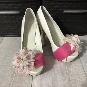 Pumps with flower embellishment